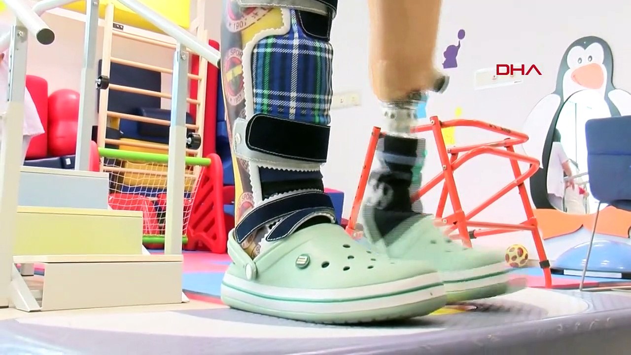 Depremde ampute olan öğrenci protez takarak yürümeye başladı