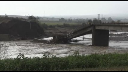 Grecia, crolla un ponte a causa delle piogge torrenziali