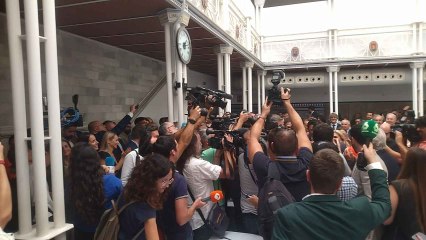López Miras abrazado tras ser nombrado nuevo presidente de la Región de Murcia.