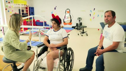 Depremde bacağını kaybeden Aybüke proteziyle ayağa kalktı