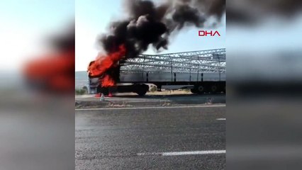 Diyarbakır'da Demir Elektrik Direği Yüklü TIR Alev Aldı