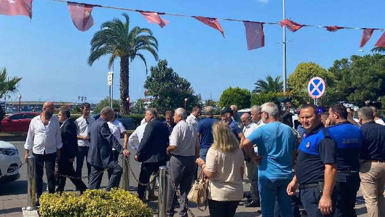 Zonguldak'ta CHP'li meclis üyeleriyle MHP'liler arasında kavga çıktı: Yumruklar havada uçuştu