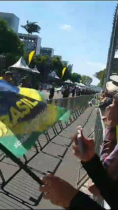 O medalhista de ouro no boxe nas Olimpíadas de Tóquio-2020 e 3º sargento do Exército, Hebert Conceição, começa o desfile conduzindo o fogo simbólico da Pátria junto de esportistas dos colégios militares de Brasília