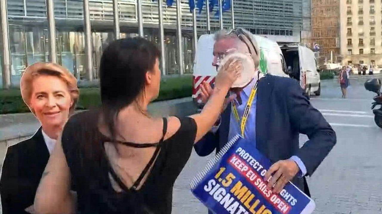 Torten-Attacke auf Ryanair-Boss O'Leary