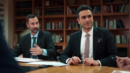 İstanbullu Gelin - Toplantıda Masanın Altında Kaldı!