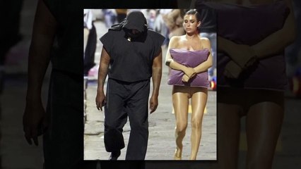 Transparan tulumla sokağa çıkan Kanye West'in eşi göğüslerini yastıkla kapattı