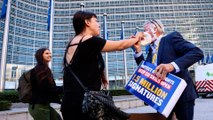 Le PDG de Ryanair entarté par des militantes écologistes