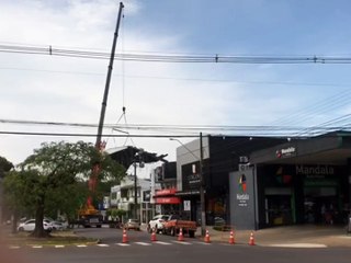 Telhado que voou e caiu em empresa da Av. Castelo Branco é retirado nesta quinta-feira