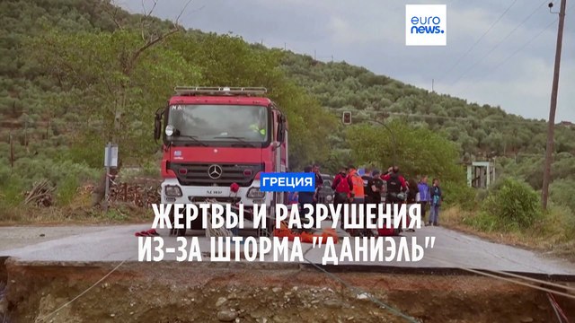 Люди ждут на крышах домов спасения от воды