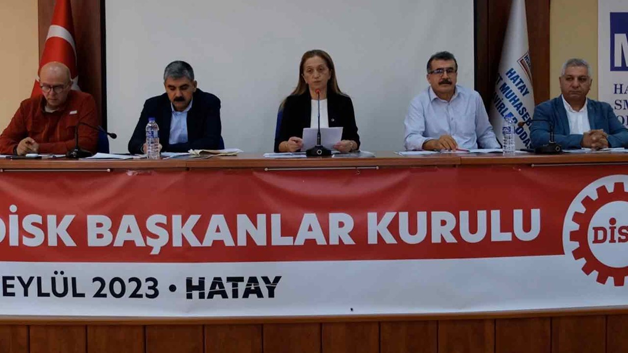 DİSK Başkanı Çerkezoğlu: "depremin ülke gündeminden çıkması kabul edilemez. Çünkü yüz binlerce insanın sosyal ölümle yüz yüze olması söz konusu"