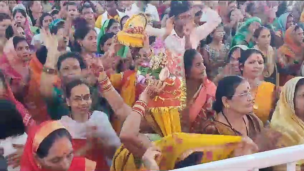 Video: पंडित प्रदीप मिश्रा के तीसरे दिन की कथा में खूब झूमे शिव भक्त