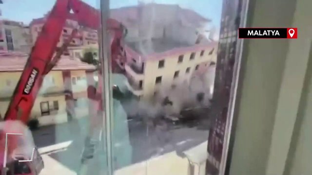Malatya’da yıkımı yapılan ağır hasarlı bina, sağlam binaya zarar verdi