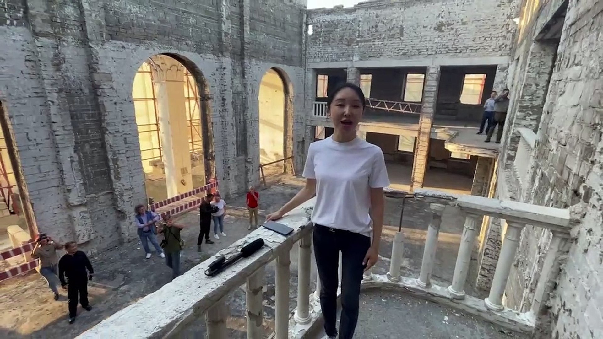 ⁣На руїнах драмтеатру: китайська співачка заспівала