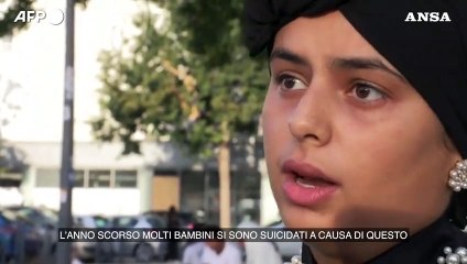 Abaya vietata nelle scuole in Francia, gli studenti: "Non e' un indumento religioso"