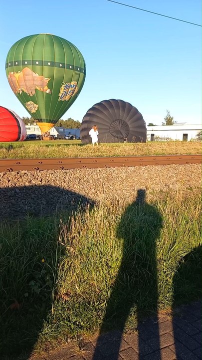 Un papa traverse les rails du train avec sa fille sur ses épaules