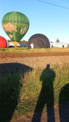 Un papa traverse les rails du train avec sa fille sur ses épaules