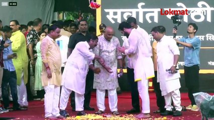 बूट काढले, हात जोडले मग हंडी फोडली,  विकी कौशलचं कौतुक कराल...