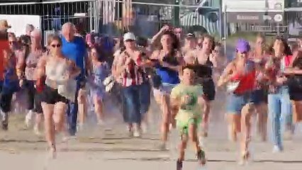 Des fans courent pour être au 1er rang du concert de Jenifer