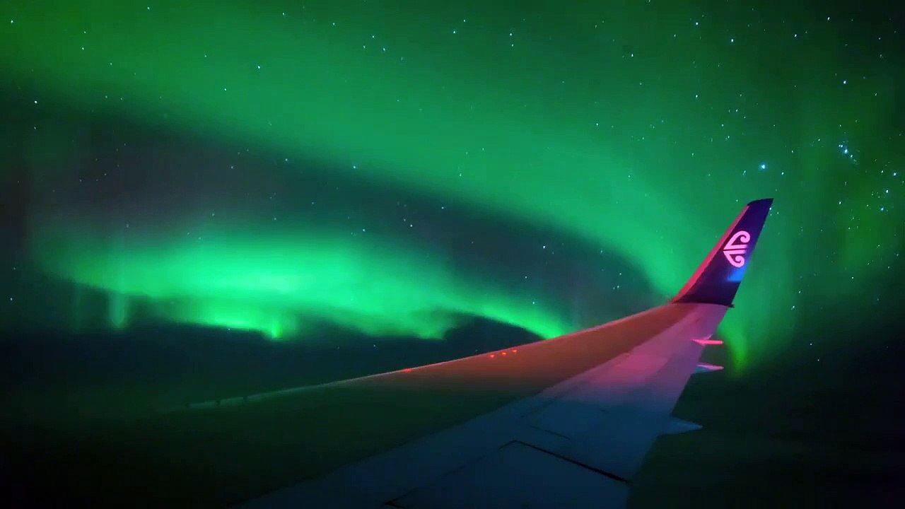 Ce passager observe les aurores australes depuis son avion