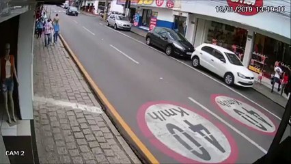 Un bébé échappe à la surveillance de sa mère et traverse une route