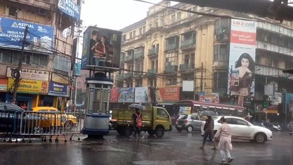 कोलकाता: भादों में लगी सावन की झड़ी