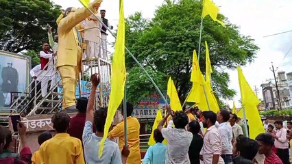 Video Story: भगवान श्रीकृष्ण के जन्म लेते ही गूंजा जयकारा, माखन, मिश्री का लगा भोग