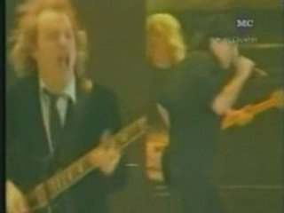 ANGUS YOUNG DONNE UNE LEçON DE GUITARE
