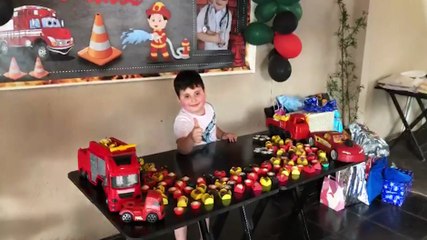 Criança ganha festa com o tema "Corpo de Bombeiros"