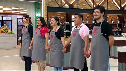 Tomados de la manos:  La unión de los cocineros para saber quién sube al balcón