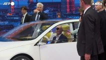 Monaco, blitz di Greenpeace al Salone dell'auto durante la visita di Scholz