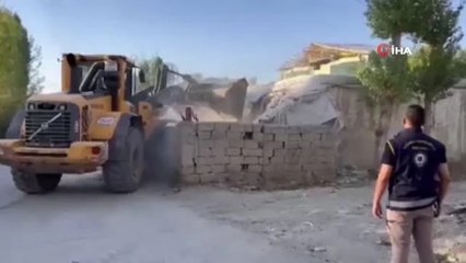 Van'da 11 metruk yapı yıkıldı, 4 organizatör tutuklandı