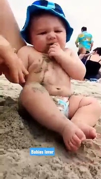 Funny_baby_reaction_on_the_beach____%23shorts