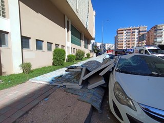 İş yerinin dış cephe kaplaması park halindeki otomobillerin üzerine düştü