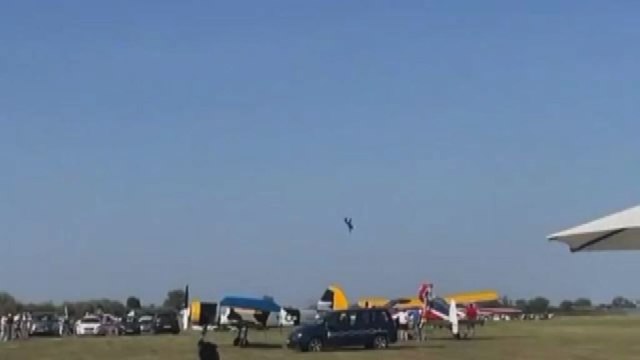 Ungheria: cade un aereo durante air-show, 2 morti e 4 feriti