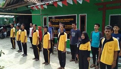 Menyanyikan Lagu Indonesia Raya & 17 Agustus