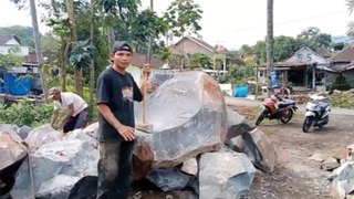 strongest man breaking rocks