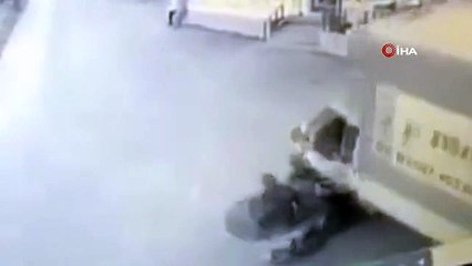 Bursa'da motosiklet sürücüsü kamyonete çarptı