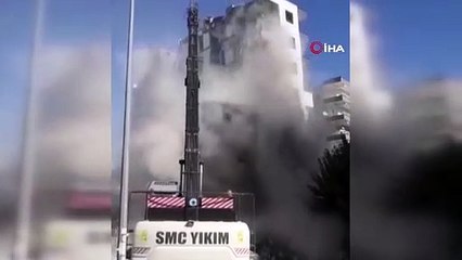 Ağır hasarlı bina yıkım esnasında çöktü