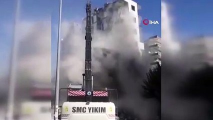 Hasarlı bina yıkım esnasında çöktü