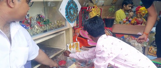 जन्माष्टमी पर खूब बिके लड्ड् गोपाल, घरों में हुआ कान्हा का शृंगार