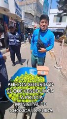 Vendedor de limones sorprende al caminar con su propia 'seguridad': "todo por el oro verde"