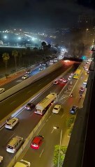 Dos coches acaban calcinados tras colisionar en el paso subterráneo Torre Las Palmas