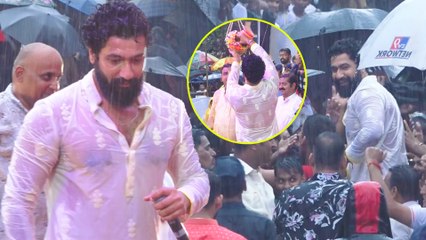 Ram Kadam की दही हांडी प्रतियोगिता में Vicky Kaushal ने फोड़ी मटकी
