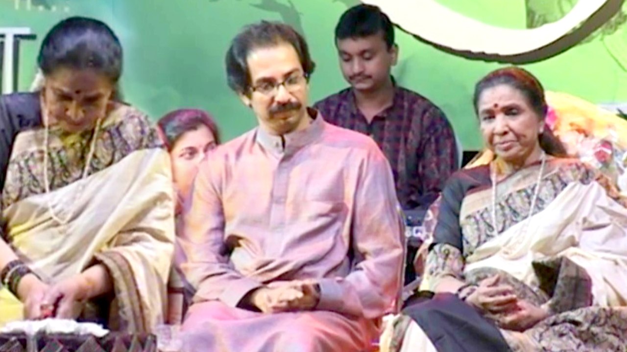 Asha Bhosle's Birthday Celebrations, LIVE Singing On Stage | Flashback Video