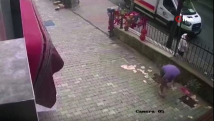 Dükkandan çıktığı gibi 10 bin euro rüzgarla etrafa saçıldı