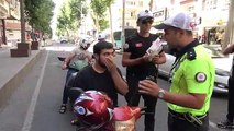 Diyarbakır'da Motosiklet Sürücülerine Kask Takma Kampanyası