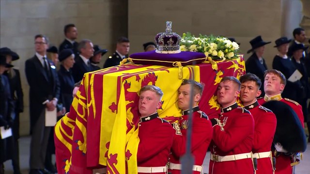 Carlos III sorprende con su peculiar manera de recordar a Isabel II un año después de su muerte