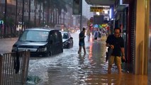 Hong Kong fica inundada após chuvas recordes em 140 anos
