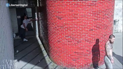 Insólita imagen de un preso fugándose de una cárcel de EEUU trepando por las paredes