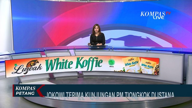 Momen Jokowi Ajak PM Tiongkok Li Qiang Keliling Halaman Istana Merdeka Jakarta